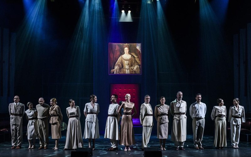 o-anthropos-pou-gela-katholika-prosbasimos-se-olous-sto-ethniko