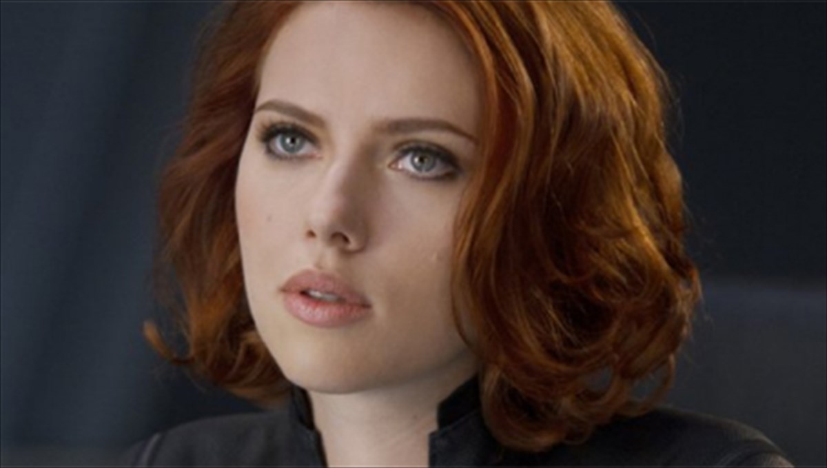 scarlett-Johansson-pernaei-piso-apo-tis-kameres