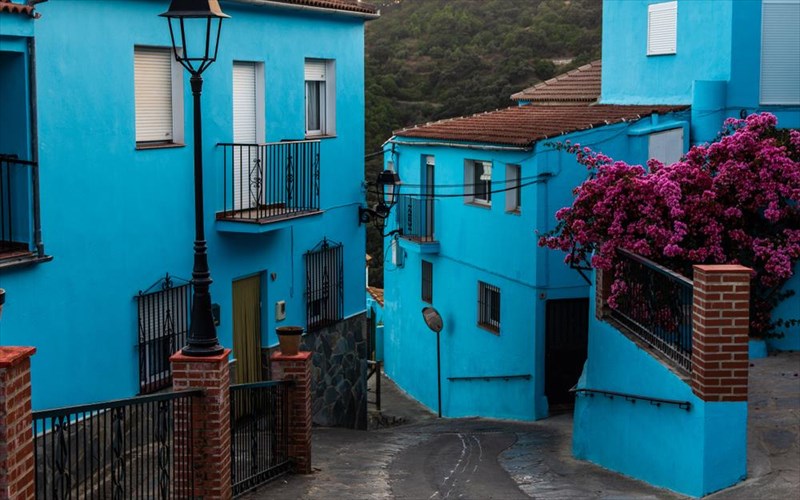 taksidi-sto-xroma-mesa-apo-5-idiaitera-meri-tou-planiti-idiaitera-meri-tou-planiti