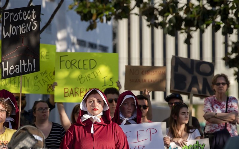 rihanna-dua-lipa-kai-alles-celebrities-kataggelloun-ton-polemo-kata-ton-gunaikon