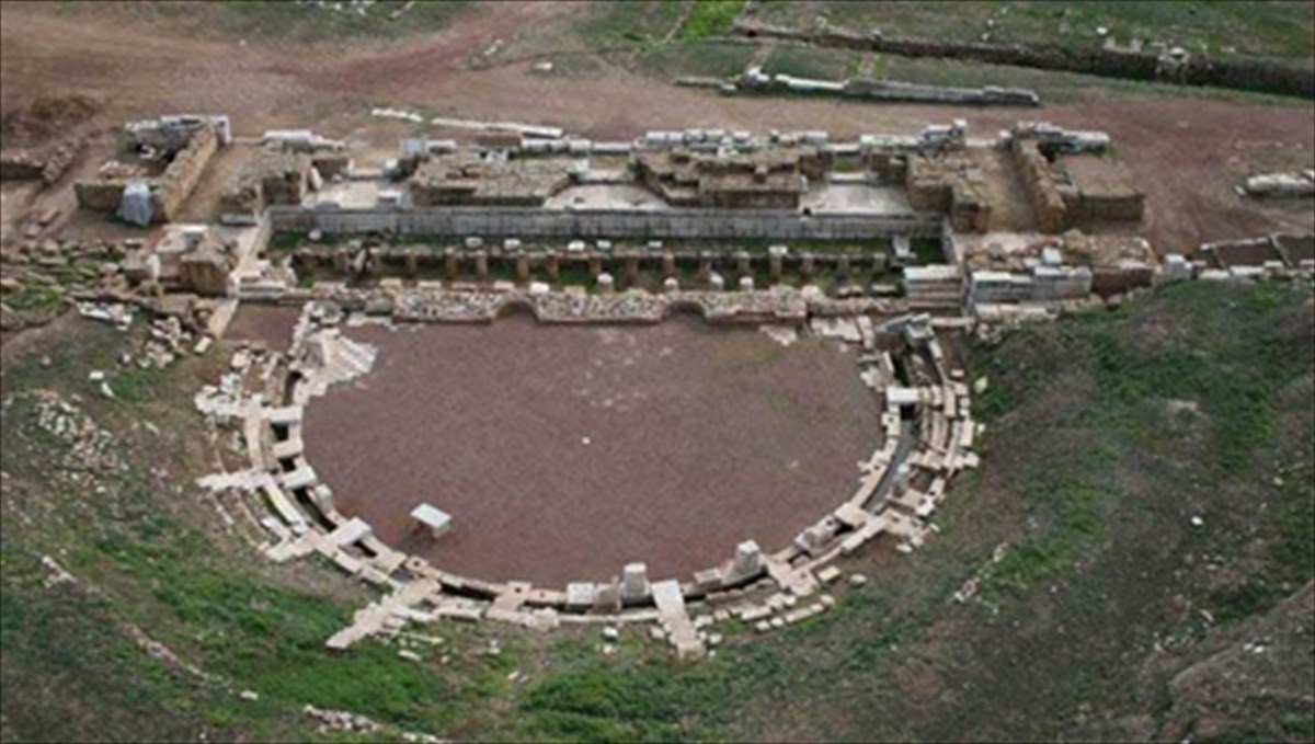 anoigei-epeita-apo-1700-xronia-to-arxaio-theatro-messinis