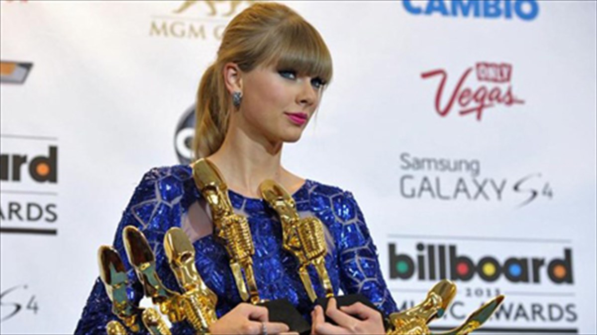 i-taylor-swift-megali-nikitria-sta-brabeia-billboard