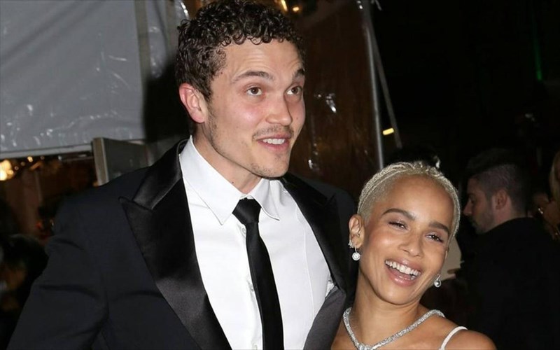 zoë-kravitz-kai-karl-glusman-pantreutikan-sta-krufa