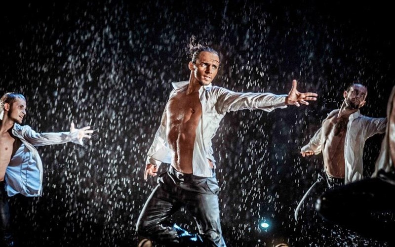 dancing-in-the-rain-2-ela-na-xorepsoume-sti-broxi