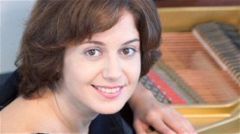 to-piano-sunexizei-na-einai-sta-forte-tou