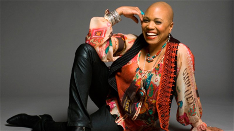 h-thruliki-dee-dee-bridgewater-stin-ellada