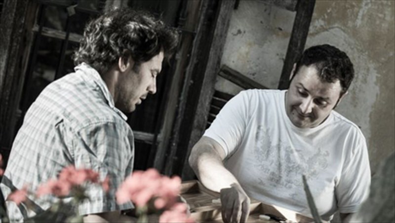 to-tabli-akomi-mia-theatriki-partida