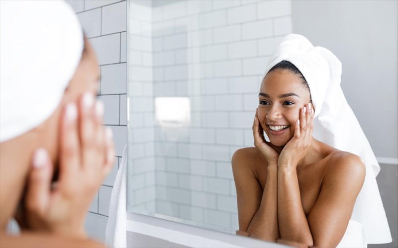 7-pragmata-pou-prepei-na-kanete-gia-tin-epidermida-sas-prin-patisete-ta-40-pragmata-pou-prepei-na-kanete-gia-tin-epidermida-sas-prin-patisete-ta-40