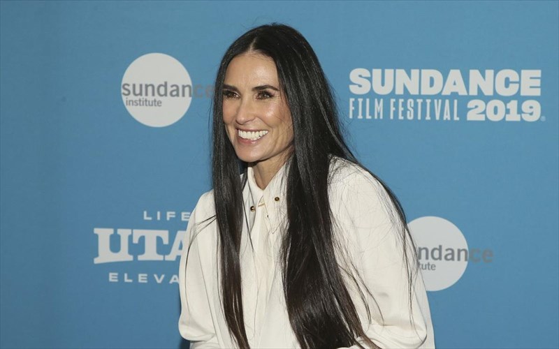 pos-diatireitai-se-forma-i-demi-moore-demi-moore