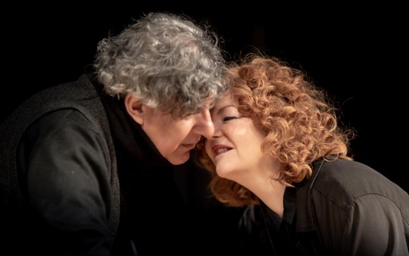 skines-apo-ena-gamo-sto-theatro-simeio