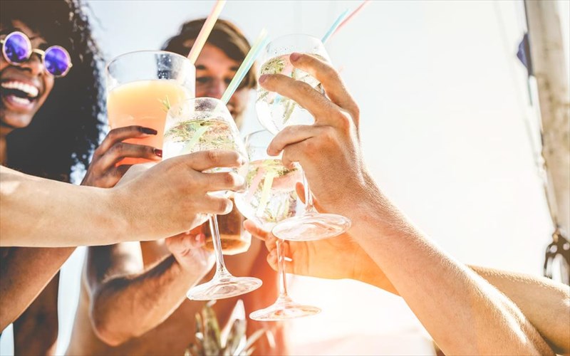 to-alkool-odigei-se-eukolotera-egkaumata-alitheia-i-muthos-muthos