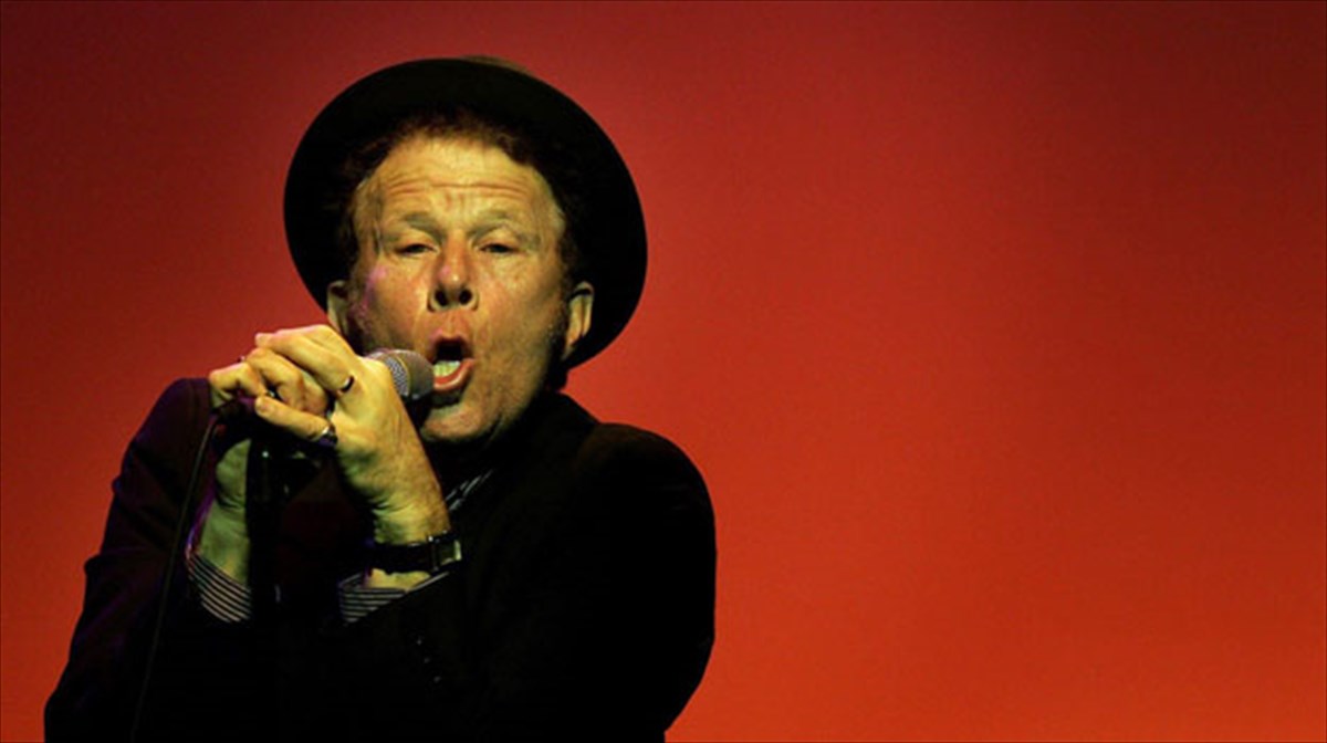 o-tom-waits-ekdidei-sullogi-poiimaton