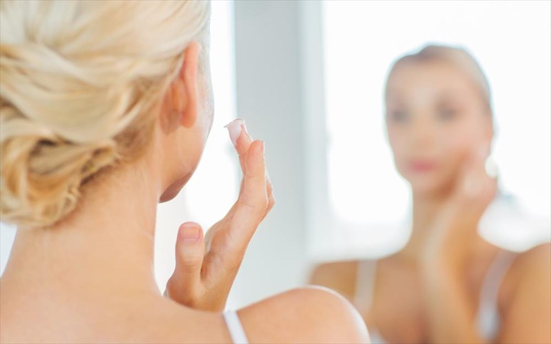 ti-blepoun-oi-gunaikes-ston-kathrefti-sumfona-me-nea-ereuna