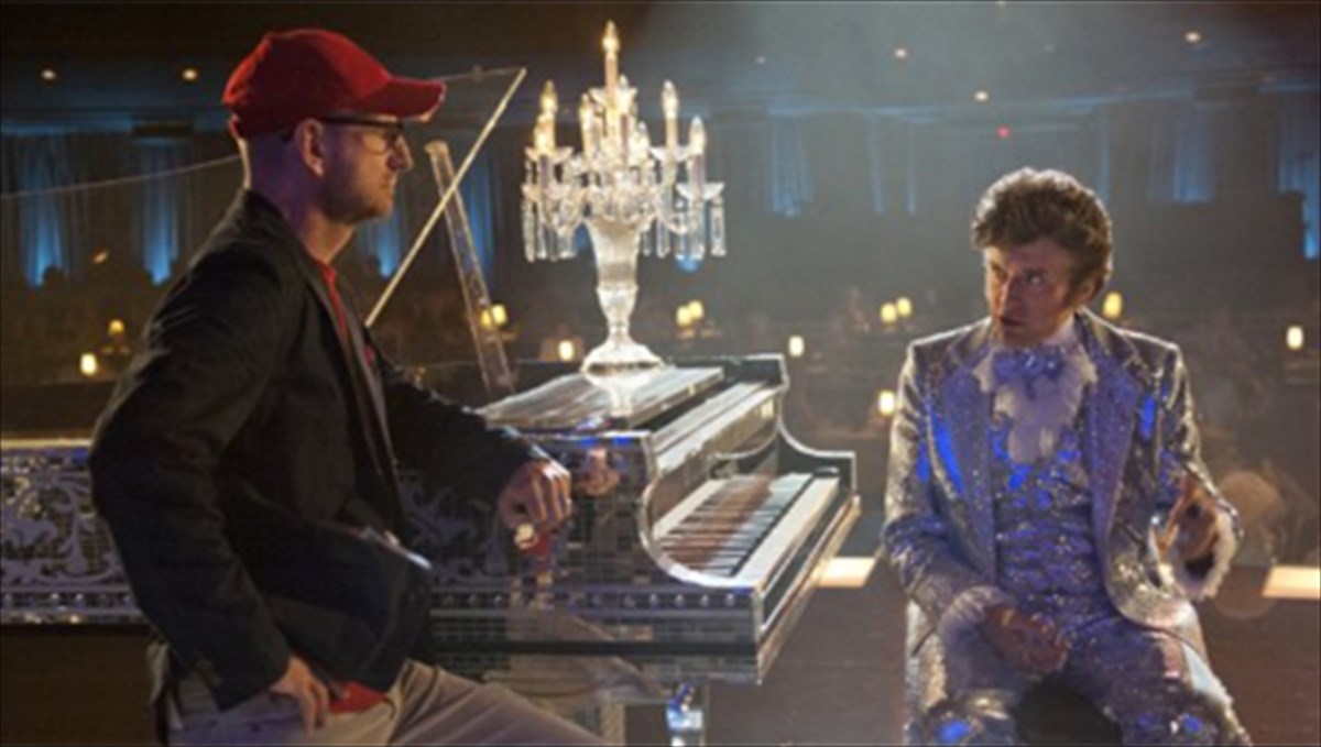 michael-douglas-ti-sunebi-piso-apo-tis-kameres-sti-nea-tou-tainia