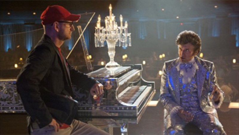 michael-douglas-ti-sunebi-piso-apo-tis-kameres-sti-nea-tou-tainia