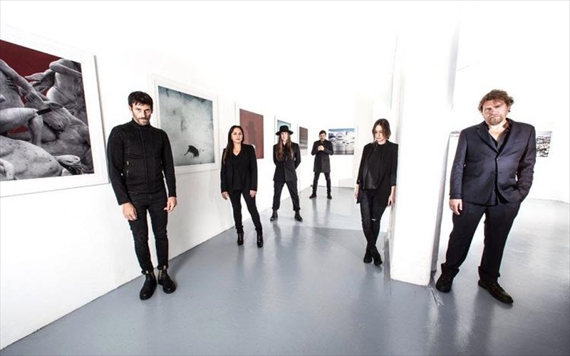 simera-oi-archive-25-the-tour-anebainoun-sto-irodeio-kai-oi-sunaulies-sunexizontai