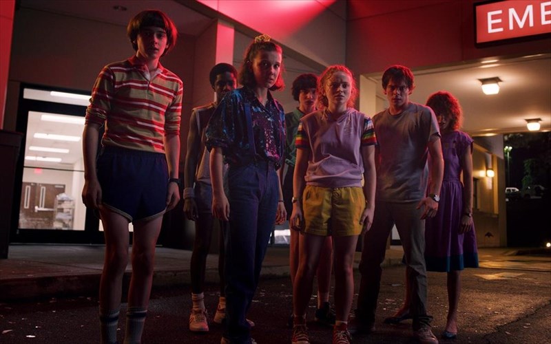 new-order-bangles-clash-kai-toto-sto-neo-soundtrack-tou-stranger-things