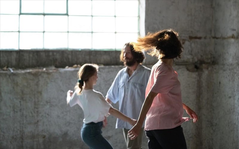 ena-paixnidi-se-dimosia-thea-apo-tin-androniki-marathaki