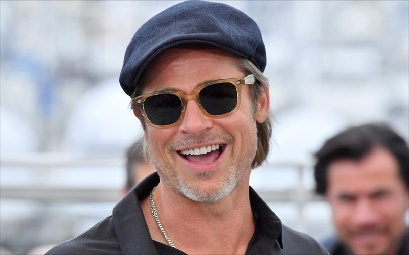 o-brad-pitt-apeilei-me-minuseis-gia-ti-stiriksi-tou-sto-straight-pride