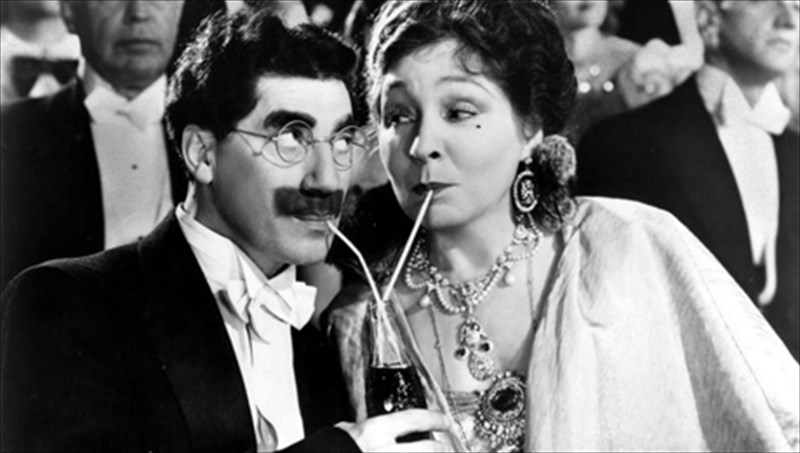 oi-adelfoi-marks-stin-kaluteri-komodia-tous