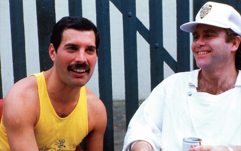 paraligo-cameo-emfanisi-tou-rami-malek-os-freddie-mercury-sto-rocketman