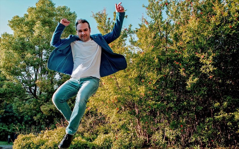 o-elvis-ston-kipo-me-ton-doro-dimosthenous