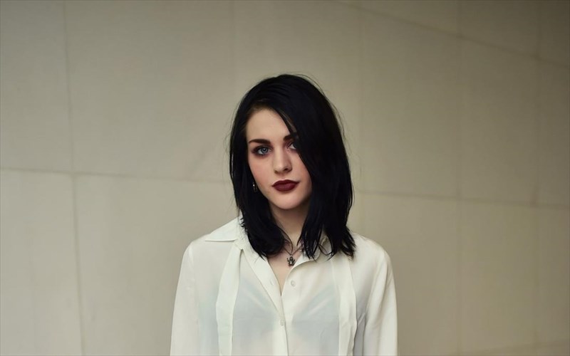 neo-tragoudi-apo-tin-frances-bean-cobain