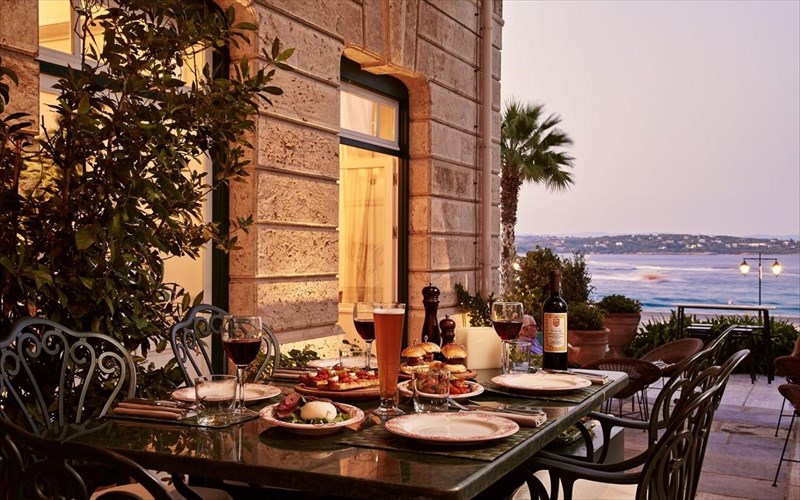 brethikame-stis-spetses-kai-dokimasame-tis-fetines-kalokairines-geuseis-tou-poseidonion-grand-hotel