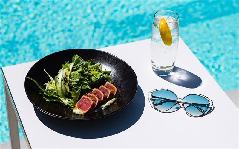 pame-gia-geustikes-apodraseis-stin-pisina-tou-hilton