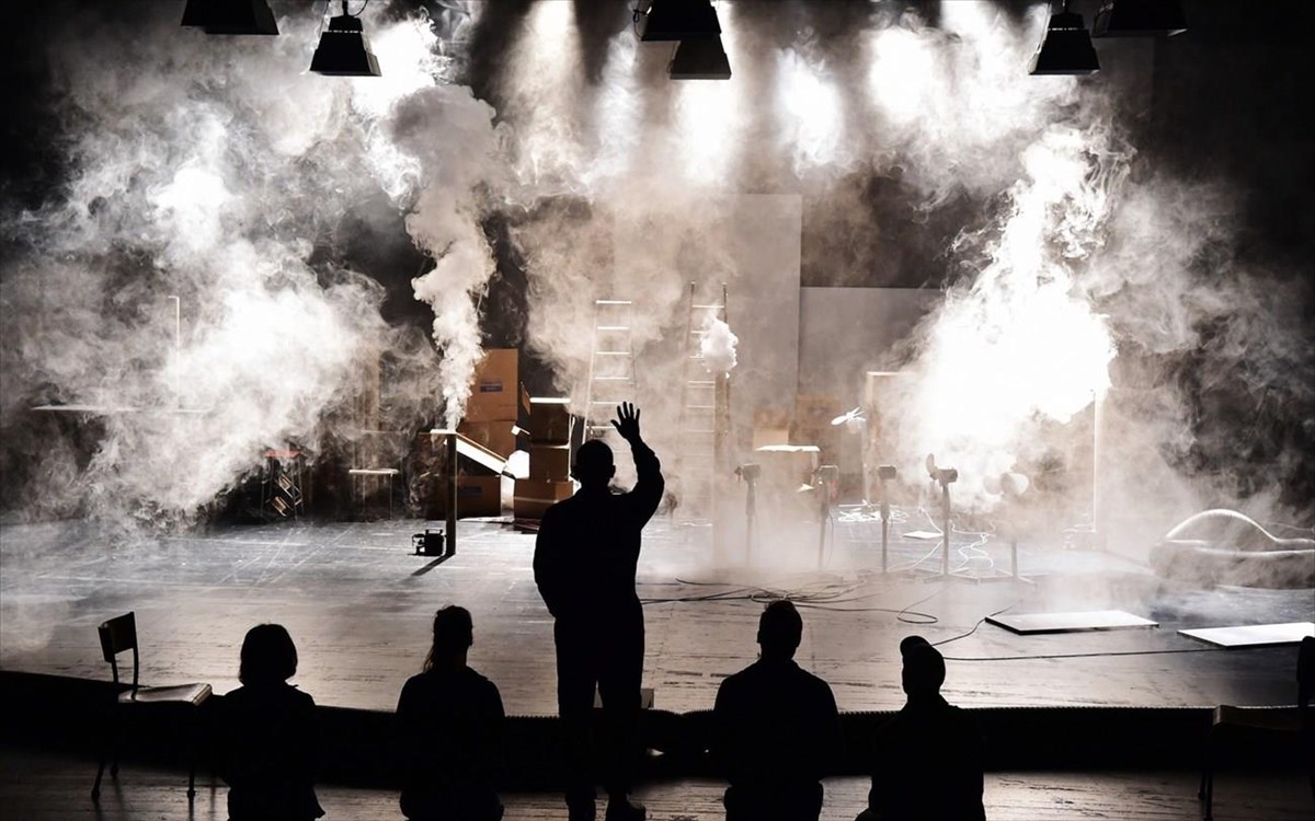 to-koritsi-apo-to-ergostasio-tis-omixlis