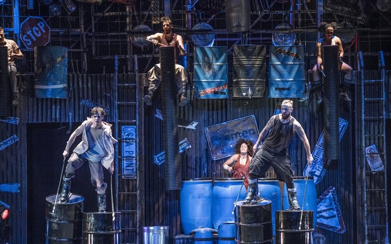 stomp-simainei-xtupao-to-podi-dunata-sto-theatro-braxon