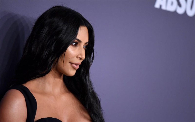 stin-pura-i-kim-kardashian-logo-tis-neas-seiras-kimono-me-tin-upografi-tis-kim-kardashian-logo-tis-neas-seiras-kimono-me-tin-upografi-tis