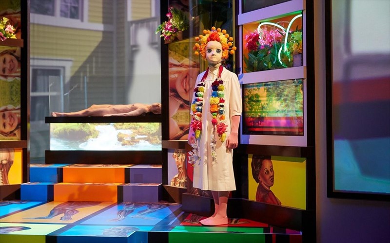 oi-autoxeires-parthenoi-tis-susanne-kennedy-erxontai-stin-peiraios-260