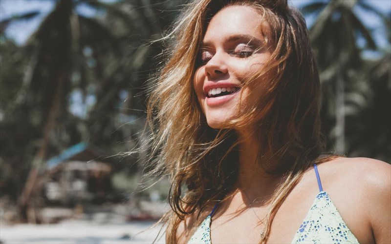 mia-enudatiki-gia-to-kalokairi-alla-poia