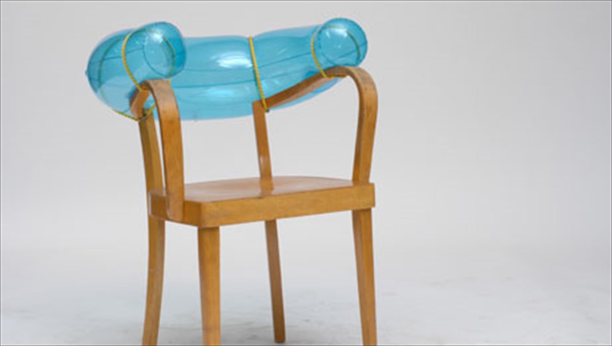 i-100i-karekla-tou-martino-gamper-stin-athina