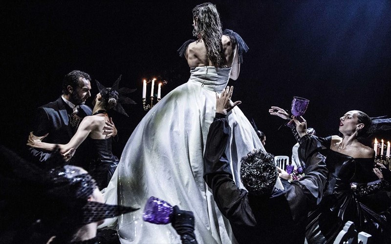 i-ethniki-luriki-skini-parousiazei-tin-trabiata-gia-proti-fora-sto-irodeio