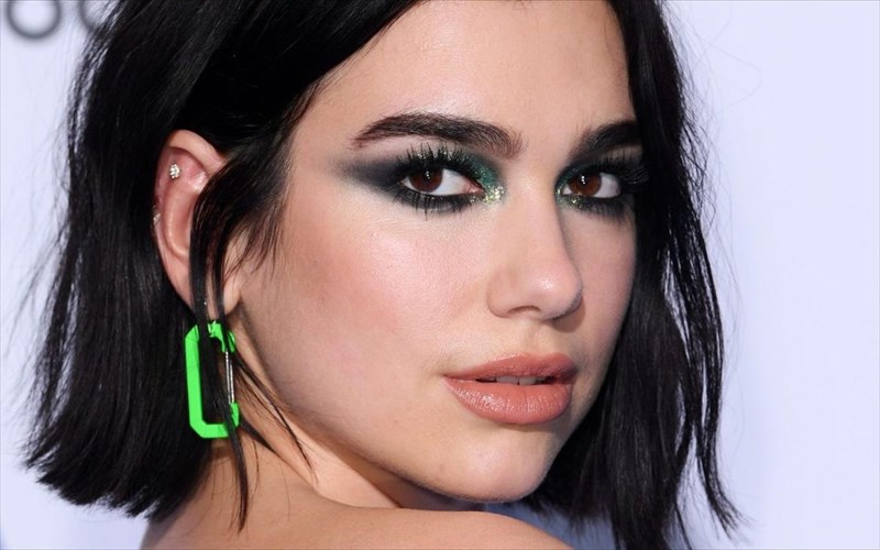 pepe-Jeans-me-tin-upografi-tis-dua-lipa