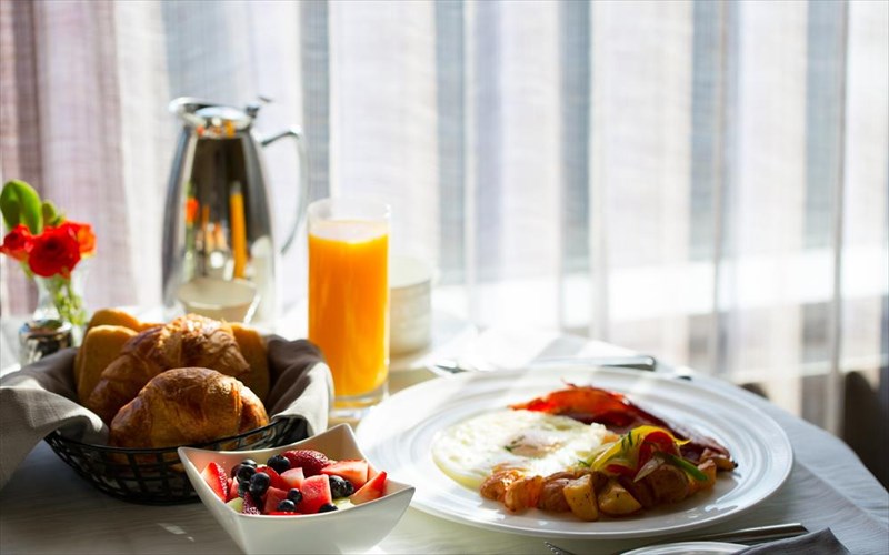 poia-piata-prepei-na-apofeugete-sto-room-service