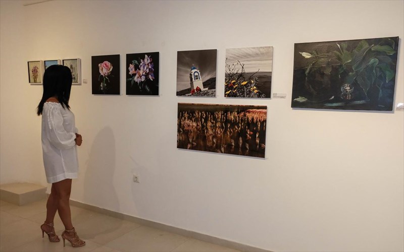 oi-entuposiakes-ektheseis-sunexizontai-stin-aqua-gallery