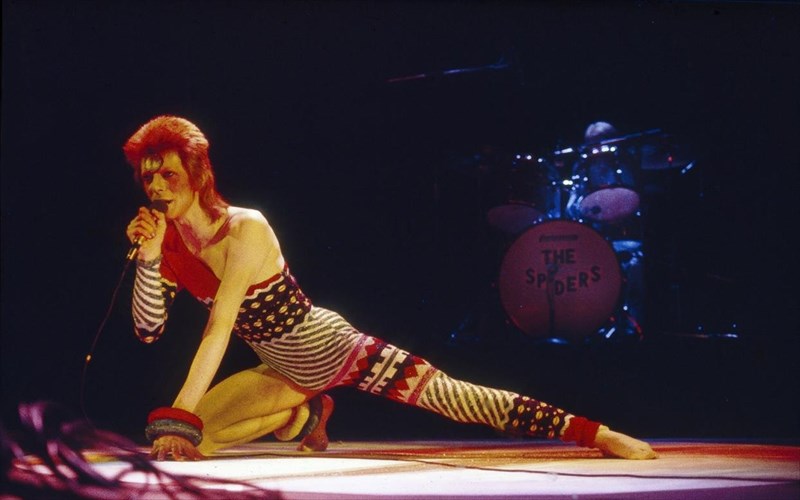 o-david-bowie-egine-koukla-tis-barbie