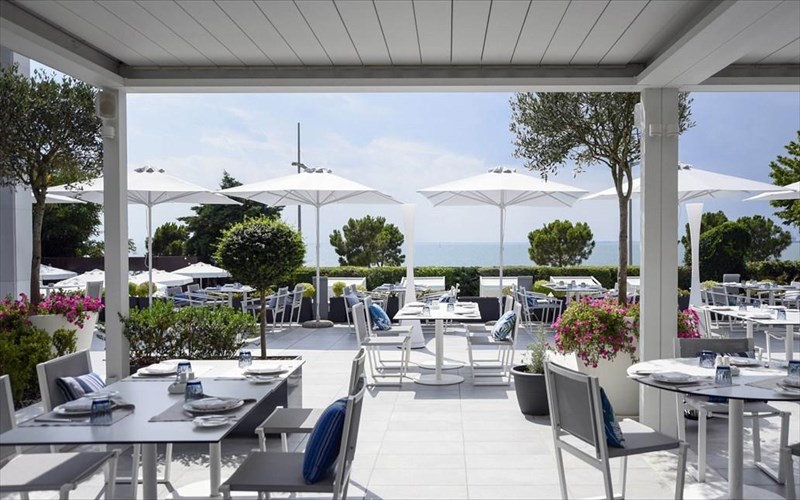 to-salonica-garden-restaurant-einai-oti-pio-kontino-ston-kipo-tis-edem