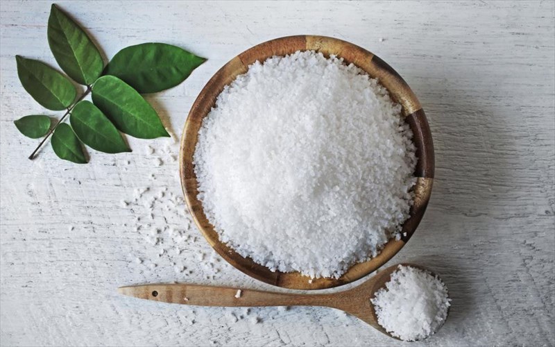 ti-einai-ta-alata-epsom-kai-pos-diatiroun-ti-neanikotita-se-derma-kai-mallia