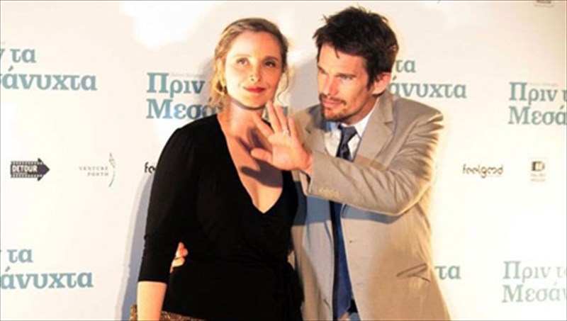 plithos-kosmou-stin-lamperi-premiera-prin-ta-mesanuxta