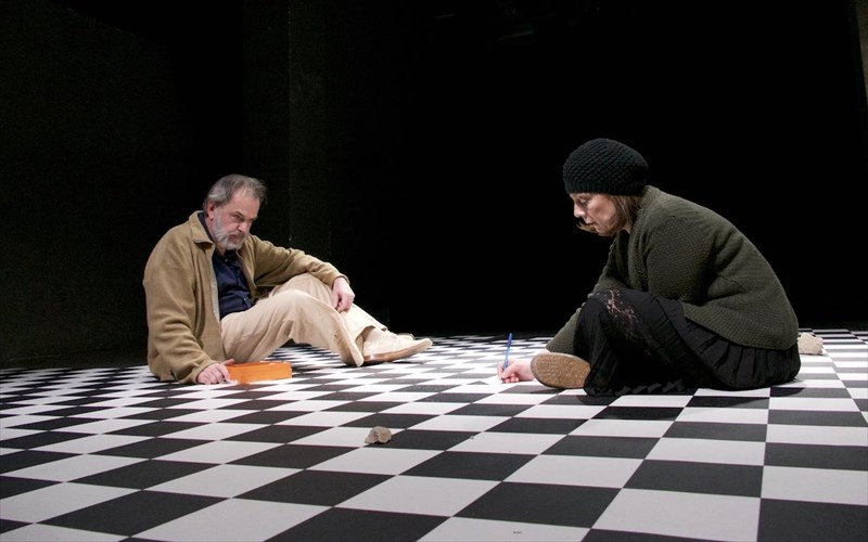 enas-exthros-tou-laou-epistrefei-sto-studio-mauromixali