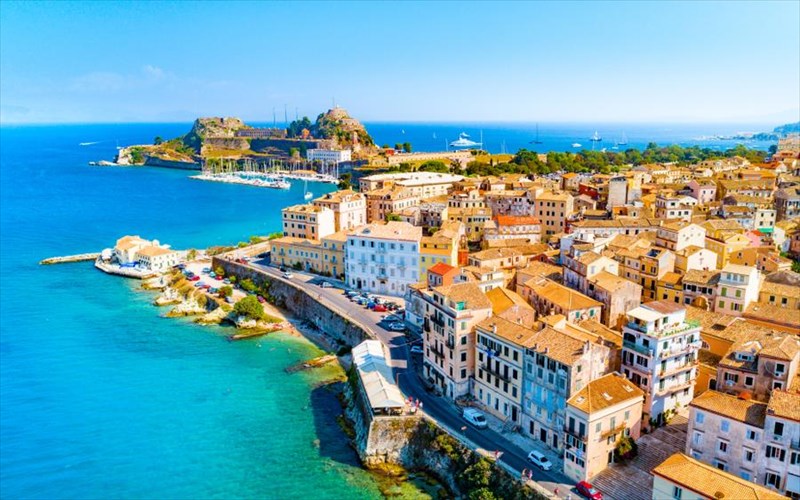 ti-sas-perimenei-ton-augousto-stin-kerkura