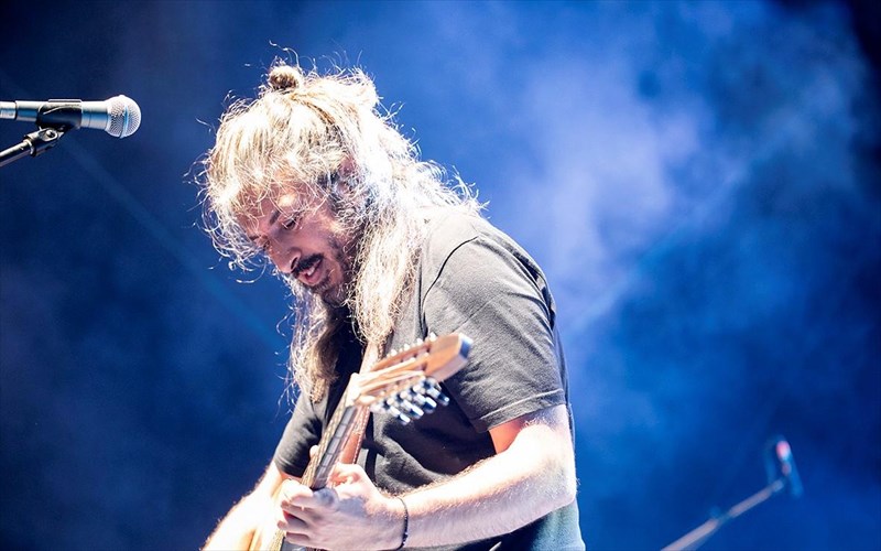 o-giannis-xaroulis-omorfainei-ton-septembrio-me-mia-megali-sunaulia