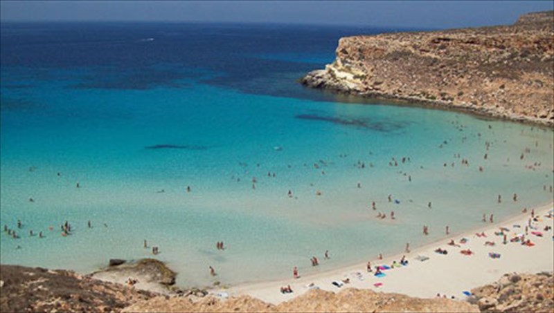 pelagia-nisia-eksotika-krustallina-nera-sti-mesi-tis-mesogeiou