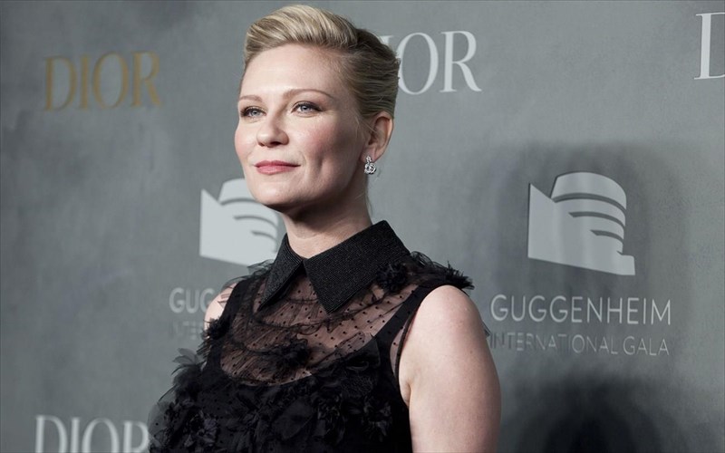 i-kirsten-dunst-bazei-ston-pago-to-skinothetiko-ntempouto-tis-logo-mitrotitas