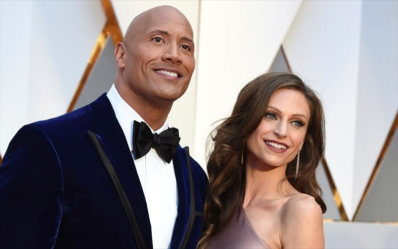 otan-o-dwayne-Johnson-pantreutike-tin-lauren-hashian-dwayne-Johnson-pantreutike-tin-lauren-hashian