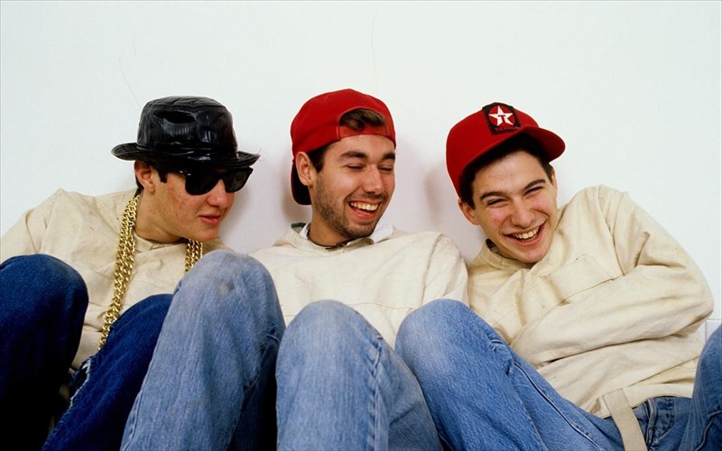 ton-oktobrio-epanekdidontai-tessera-klasika-almpoum-ton-beastie-boys